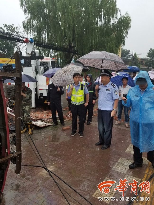 临潼一大货车撞倒大树电杆院墙后侧翻 司机幸无生命危险_搜狐新闻