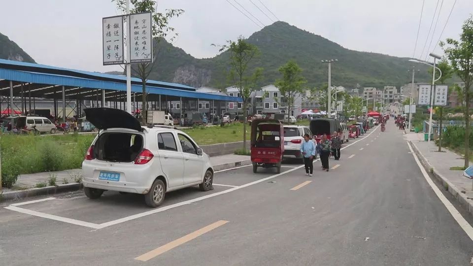 惠水县芦山镇是个商贸大镇,督查组来到的时候,街上来来往往都是周边