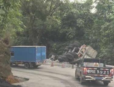 英德九龙镇"牛岗栋"路段,货车撞护栏导致翻车