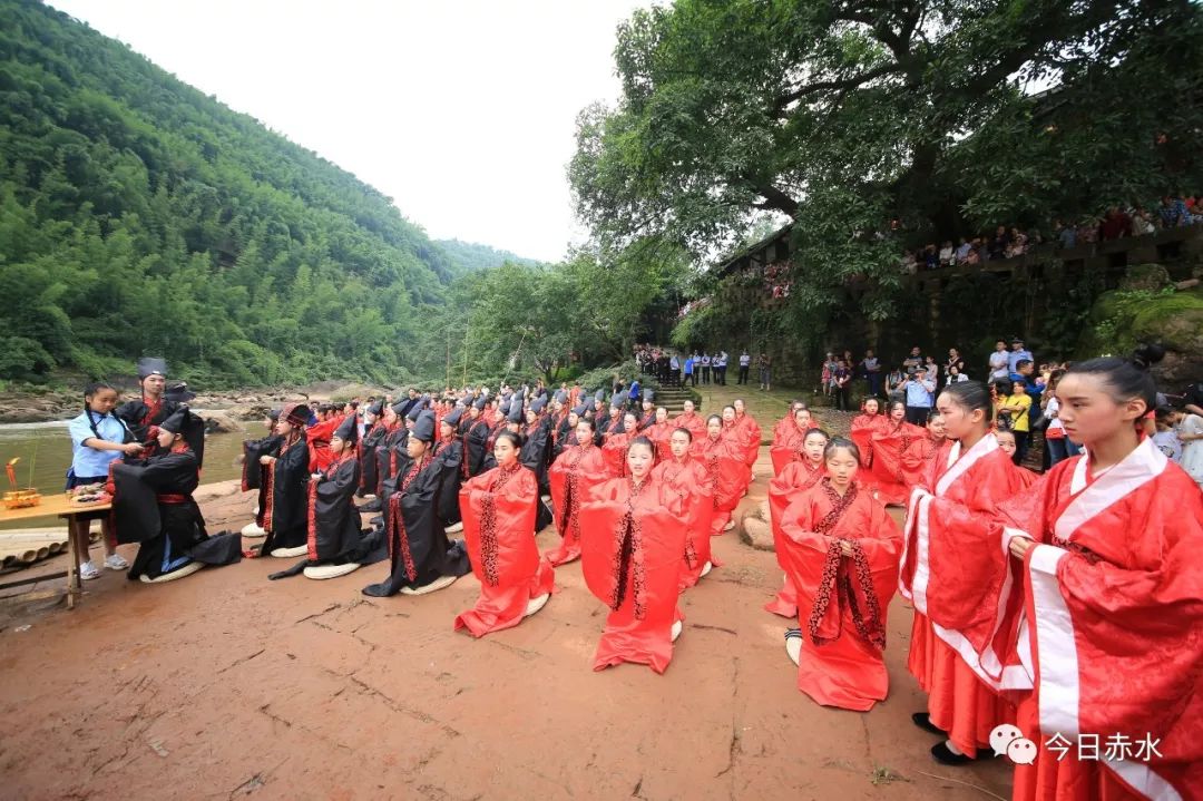 活动中,大同古镇组织民族歌舞表演,端午祭祀屈原仪式,非遗项目独竹漂