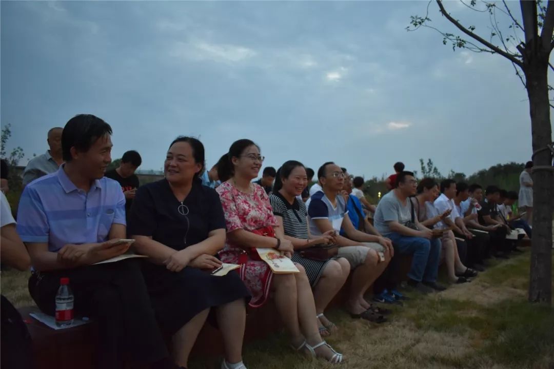 "民无能名 万世传扬 华夏尧都 文明之源"临汾二中师生