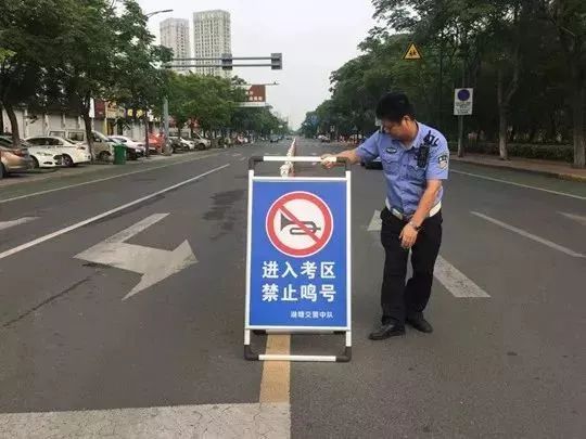 含笑奔跑的少年