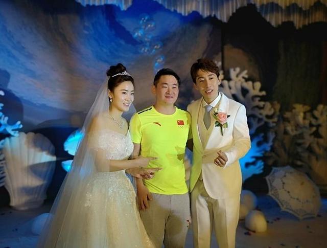 北京时间6月19日,中国短道速滑名将韩天宇与刘秋宏举行婚礼,婚宴现场