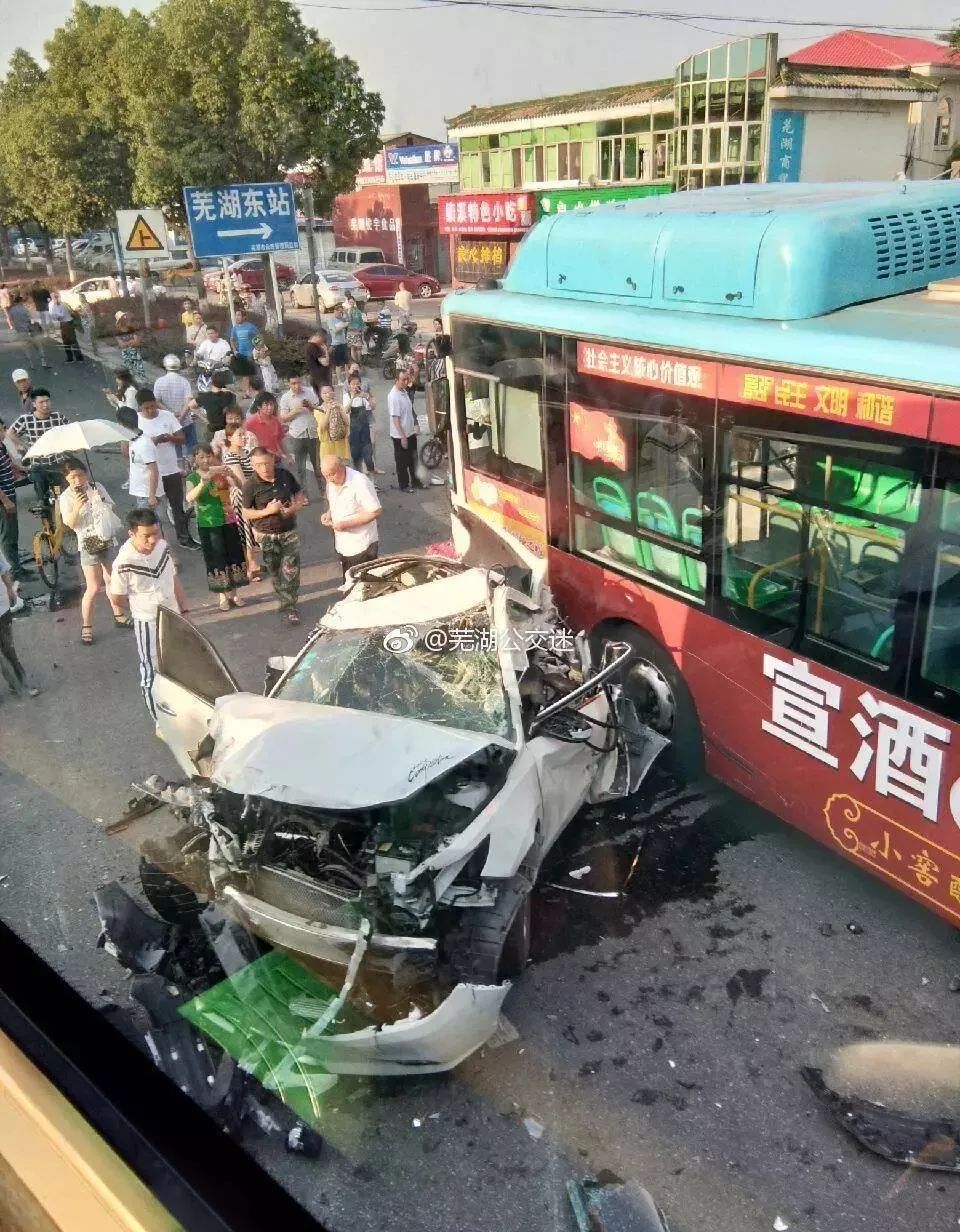 事故发生在芜湖市凤凰城附近.