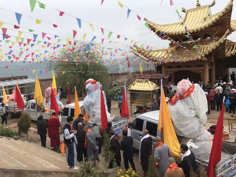 能广法师带领四众弟子为临潭县新城重兴寺恭送佛像