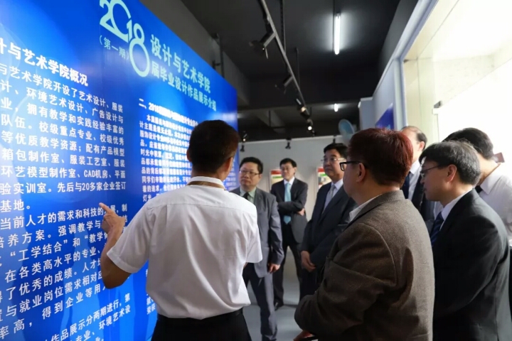 艺术与设计学院院长邓学雄介绍学院专业特色,毕业生作品展