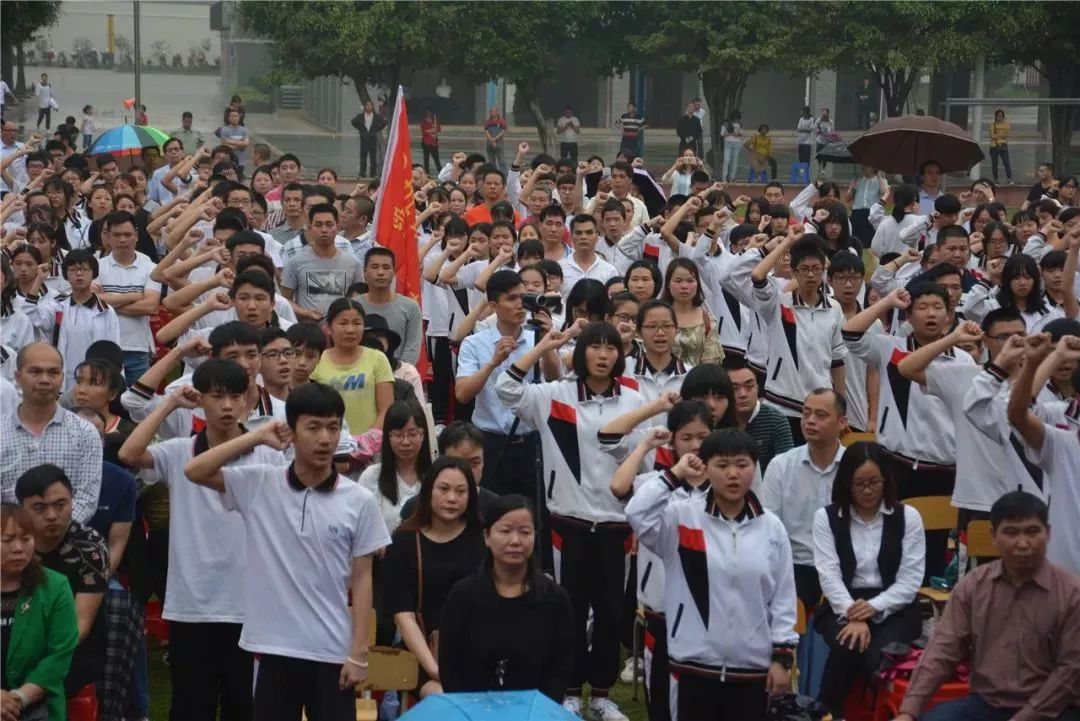 省实南海学校,和顺一中,和顺二中学子都在横幅上自信地签名里水中学