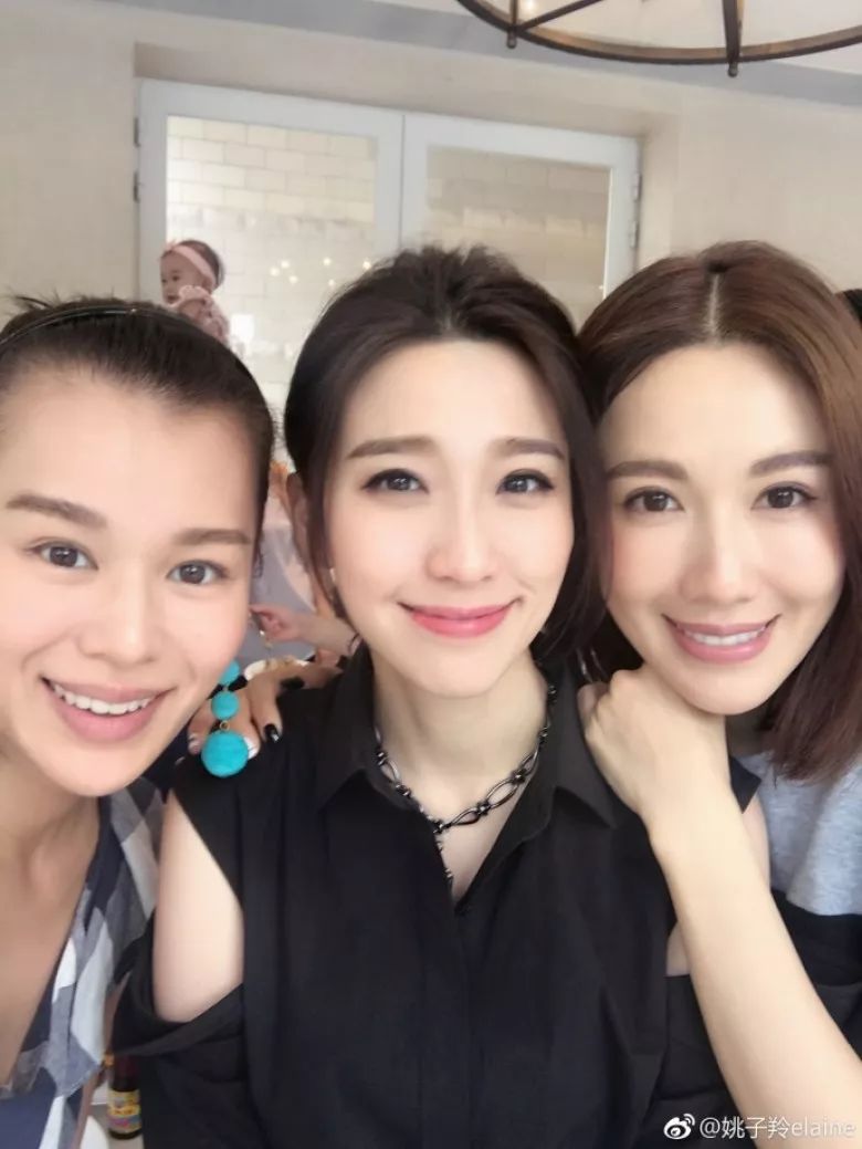 艺人胡杏儿囝囝baby lee有几个靓靓契妈,呢日其中两个契妈姚子羚同李