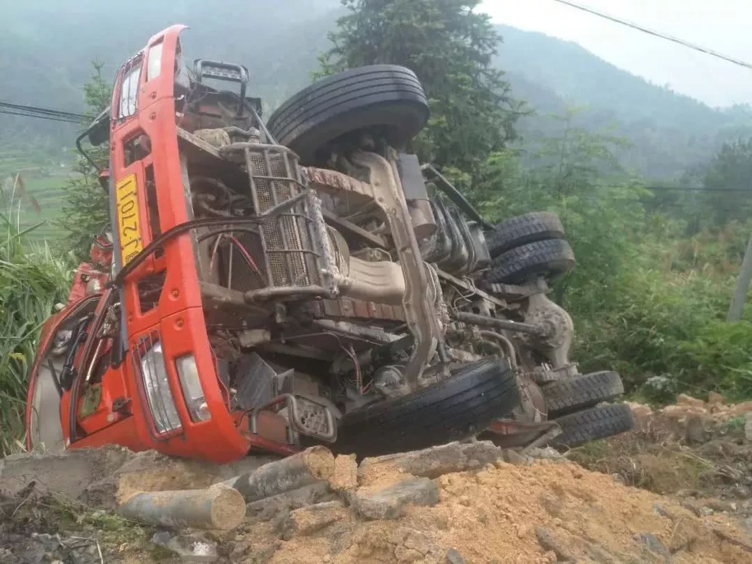 突发黄冈发生惨烈车祸大货车侧翻道路边沟