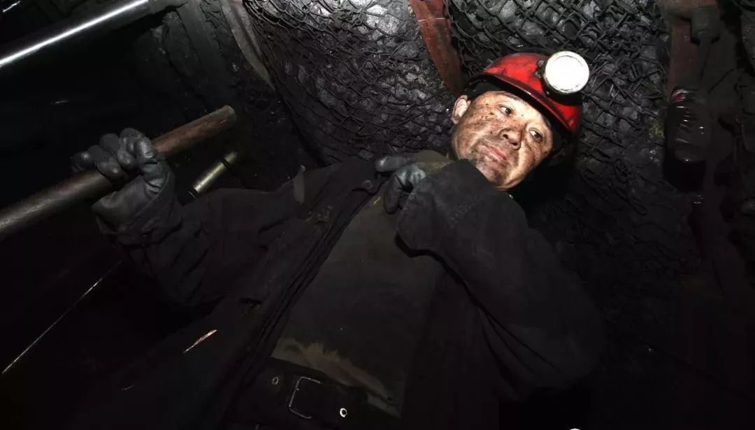 数百米深井下的煤矿工人:吃的灰比饭多,最怕有得赚没得花!