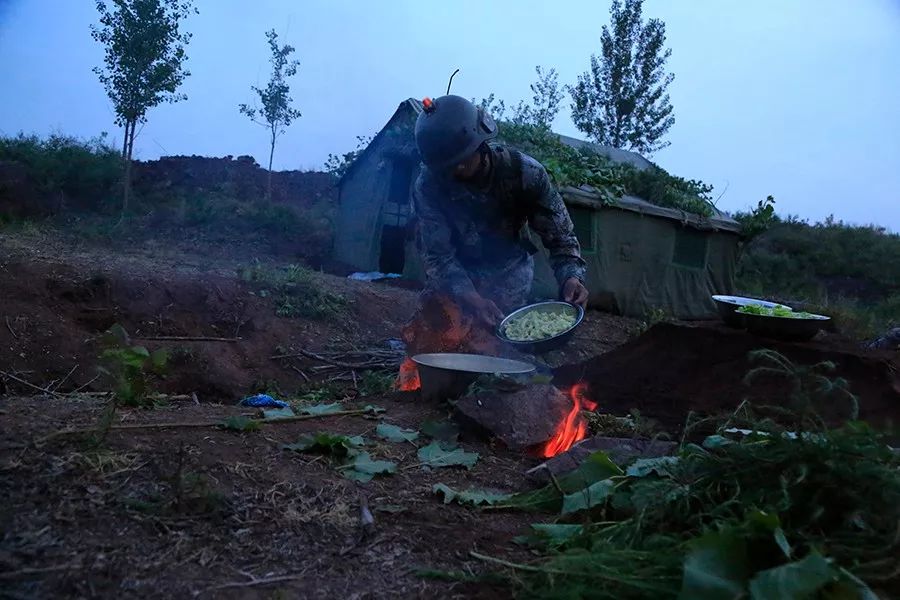 野外做饭搭设帐篷站岗执勤"嘟嘟嘟"凌晨时分,还在梦乡中的官兵被