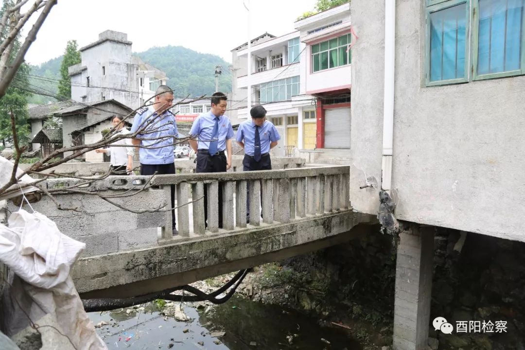 端午节前夕,该院检察长廖万超带领干警深入乌江流域的铜鼓乡,丁市镇