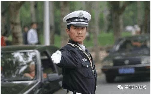 揭秘:"警察帽子"的颜色为什么不同?交警的帽子为啥是白色的?