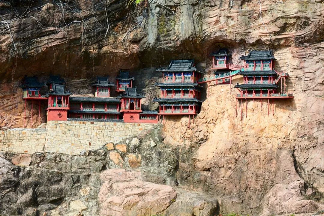 悬空寺位于恒山金龙峡翠屏峰的悬崖峭壁间,始建于北魏,距今已有1500多