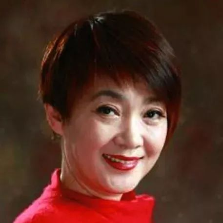 毕业于徐汇区沪剧团,80年代成为专业滑稽演员,是沪上知名的女滑稽演员