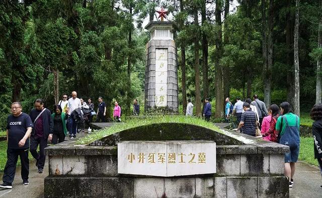 瞻仰小井红军烈士墓