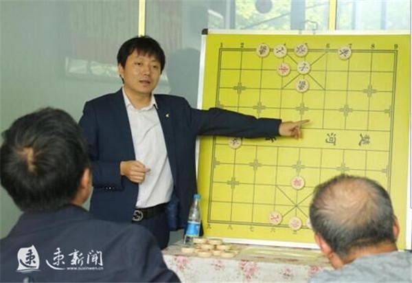 象棋特级大师王斌来宿为棋迷传经送宝