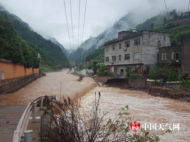 重庆巫山遭受大暴雨袭击 道路被阻断