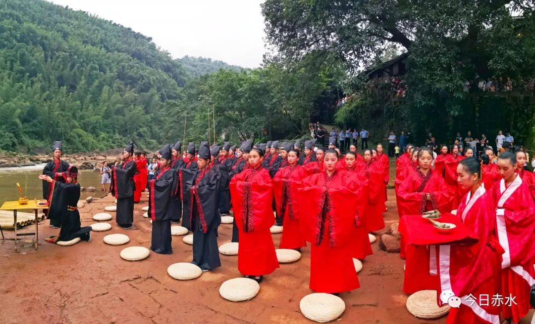 活动中,大同古镇组织民族歌舞表演,端午祭祀屈原仪式,非遗项目独竹漂