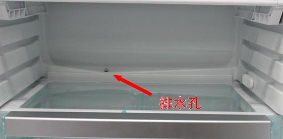 有的冰箱会带有这种疏通排水孔的小工具