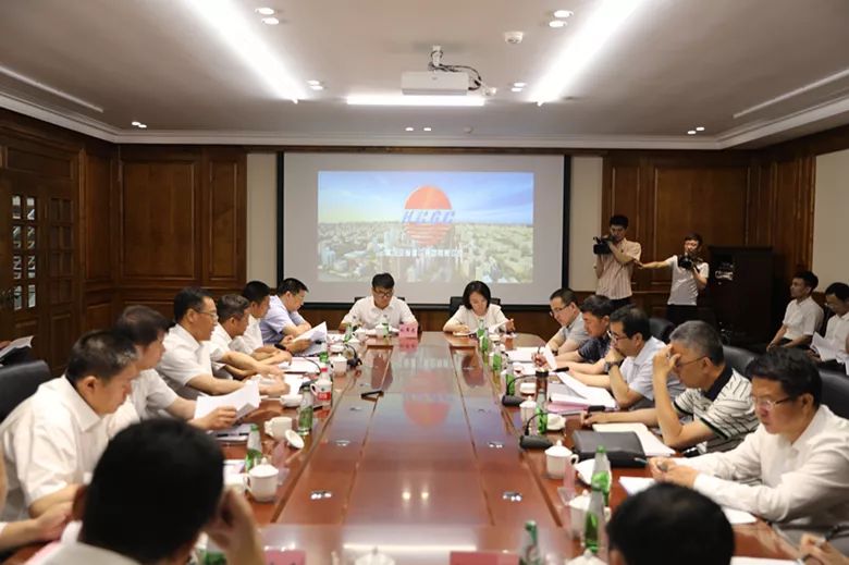 路桥集团三楼会议室召开座谈会,在座谈会上,张起翔对建设集团基本情况