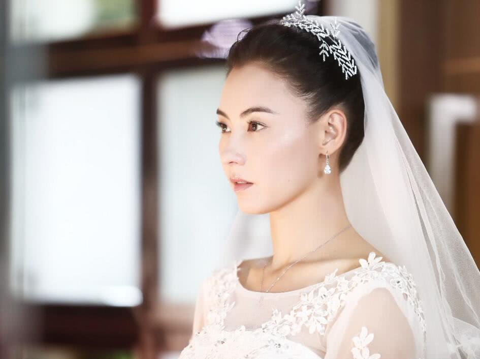 2006年张柏芝谢霆锋结婚的时候,他们的婚纱照也很抢眼,张柏芝那时候还