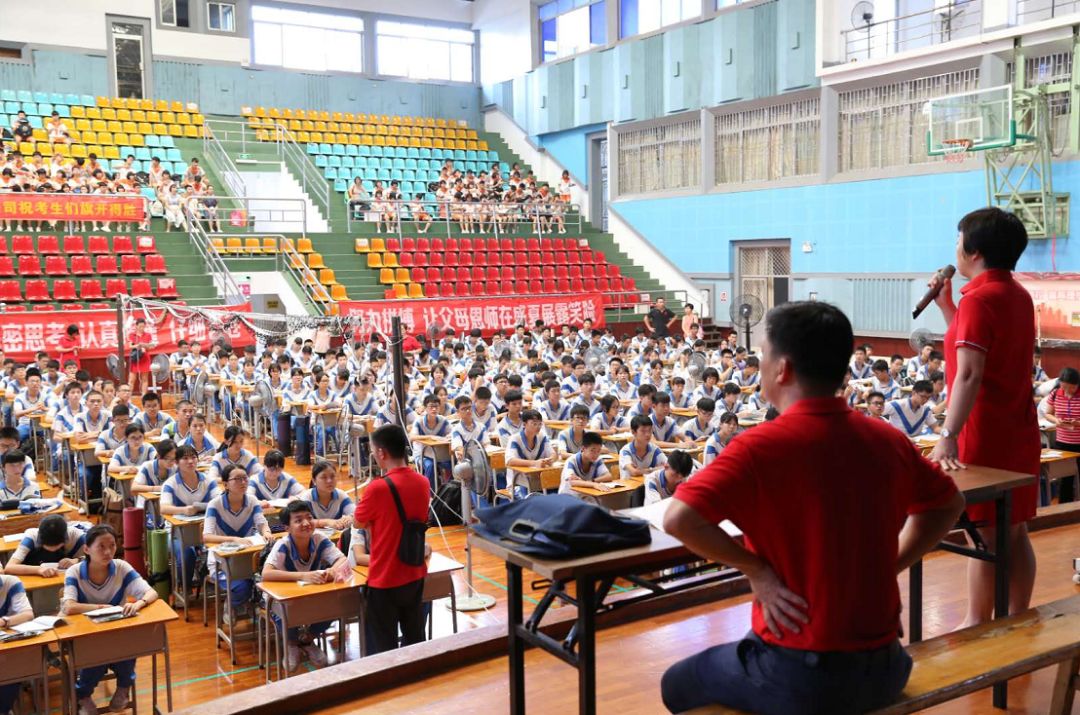 "踩点结束后,佛山市第十四中学开展考前动员,为同学们加油打气.