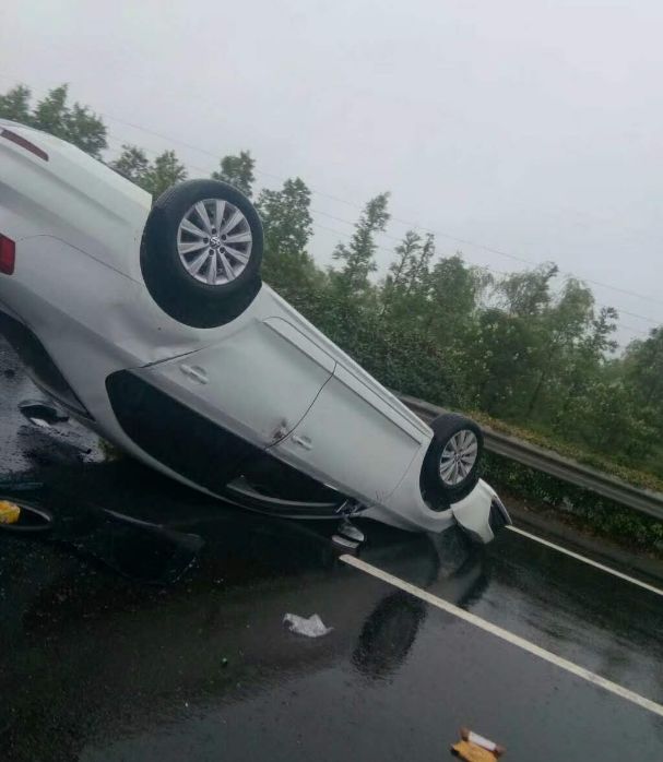 雨天路滑!泗阳外环路上车祸直接翻车了!