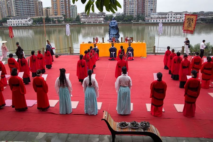 6月18日上午,广汉东禅书院在鸭子河边栈道广场举行端午节祭祀活动