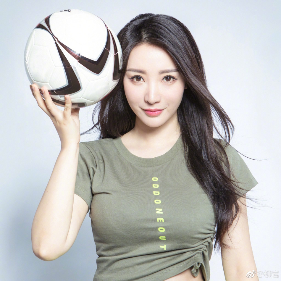 看世界杯中国足球宝贝,连柳岩都忍不住了来试