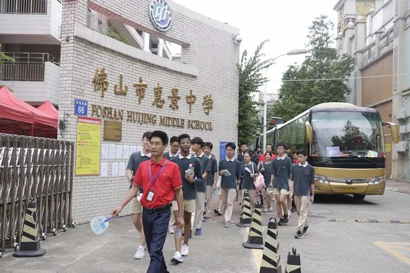 佛山协同(国际)学校学生在老师的带领下坐校巴来到惠景中学考点,并