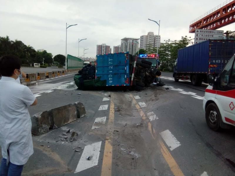 佛山今早惨烈车祸!导致不少街坊上班迟到!