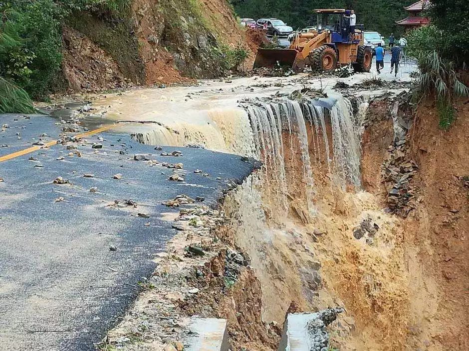 暴雨天出行,老旧建筑物附近,泥泞道路,容易发生泥石流,山体滑坡的地方