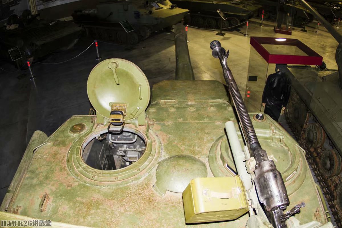钻进isu-152自行火炮 如何搬起沉重的大口径炮弹?