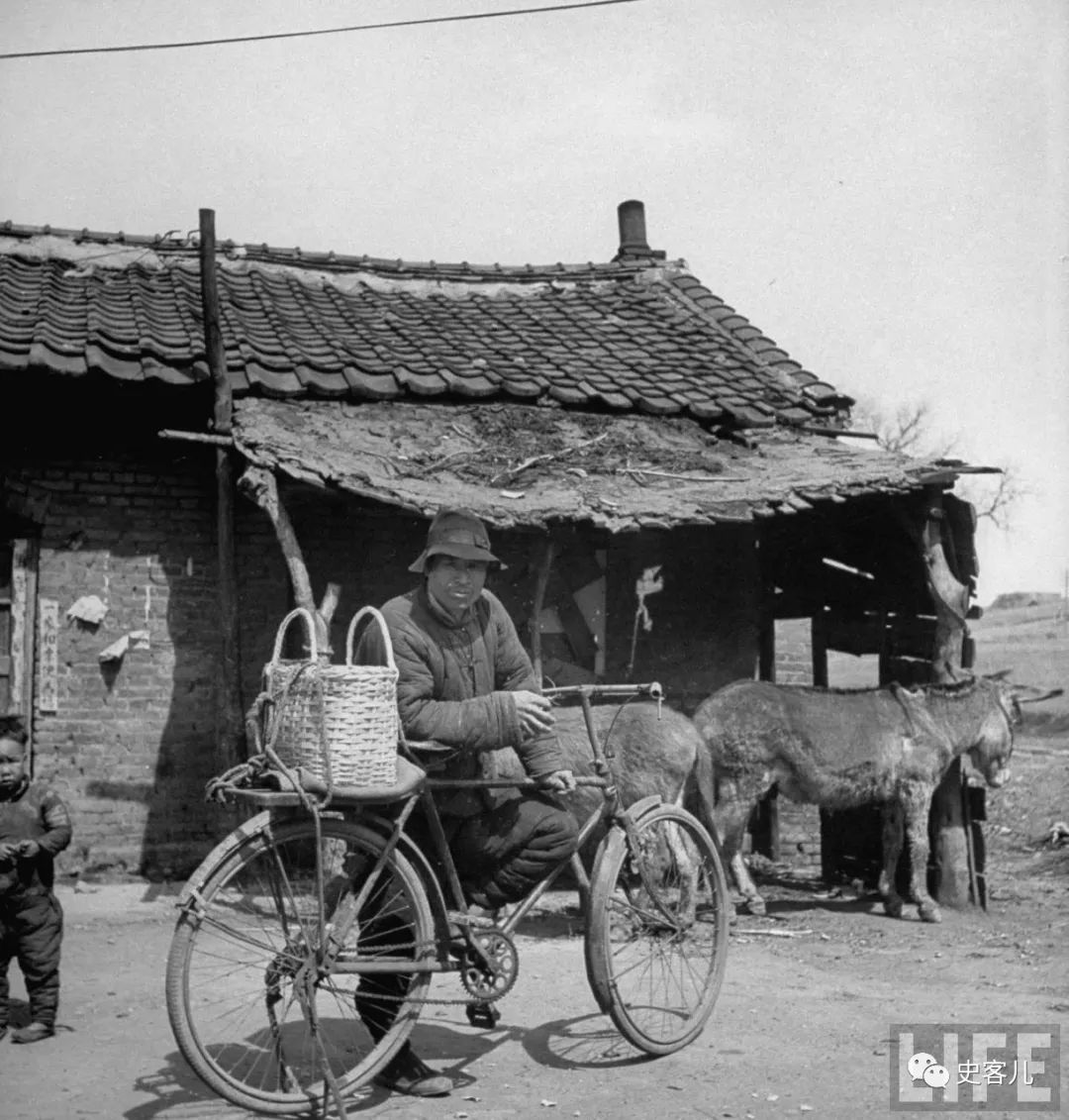 1946年,中国.乡村农民学会了骑自行车.