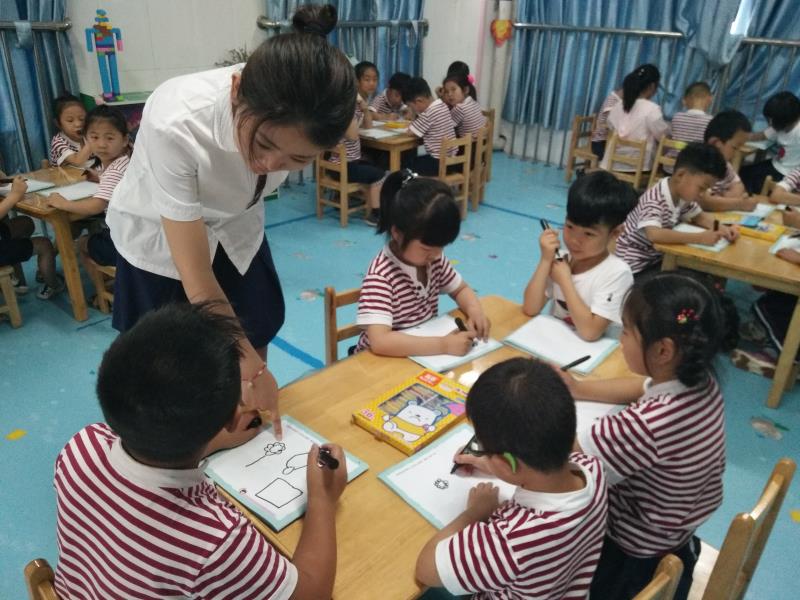 幼儿教师身兼多职,在教学活动中是老师,在日常生活中是妈妈,在游戏