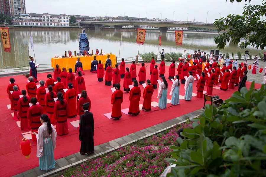 6月18日上午,广汉东禅书院在鸭子河边栈道广场举行端午节祭祀活动