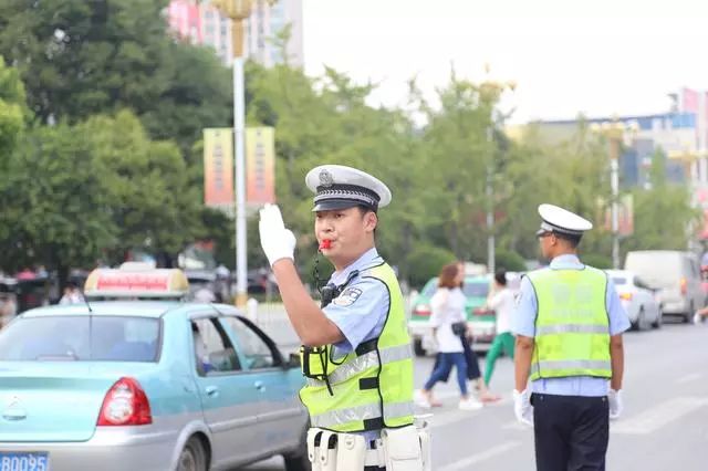 招聘交警_哈尔滨全年严查违停闯灯 重点管控这142条街路(2)