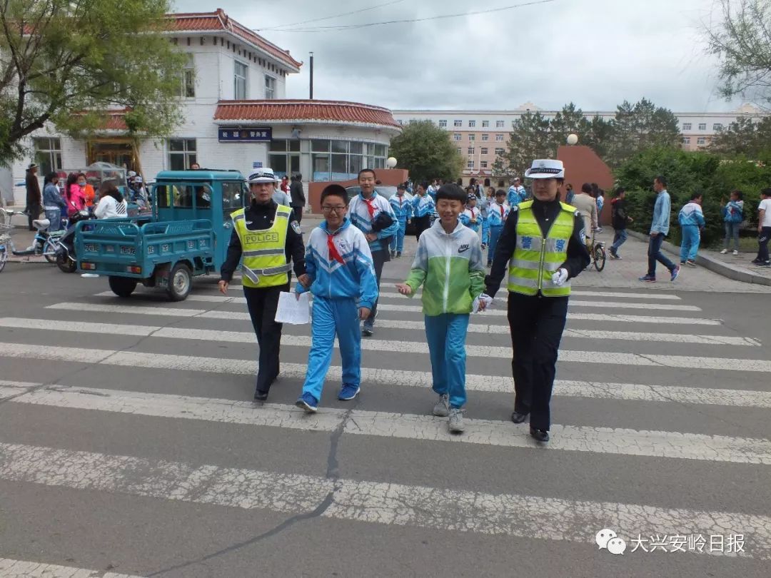 每天上学放学,在呼玛县第一小学门口都能看见民警或忙着指挥车辆,或