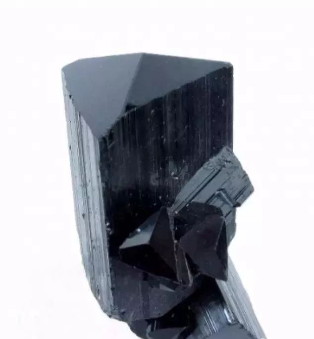 1:电气石(tourmaline) 常见单形为三方柱和六方柱,晶体呈柱状.