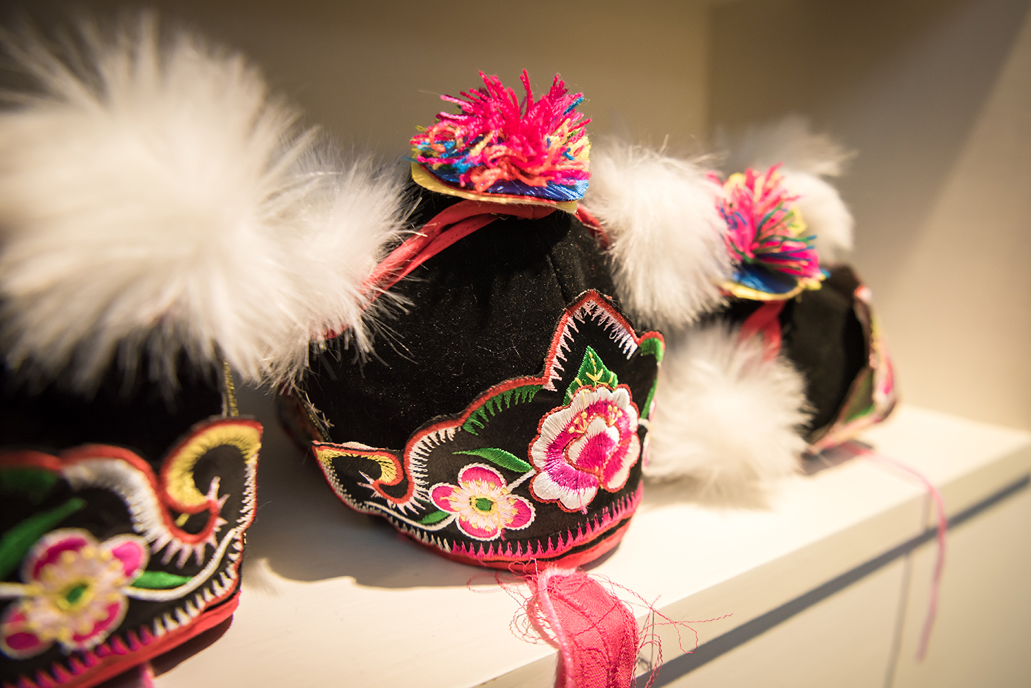 云云鞋和绣花围腰都是羌族刺绣中最具代表性的工艺品.