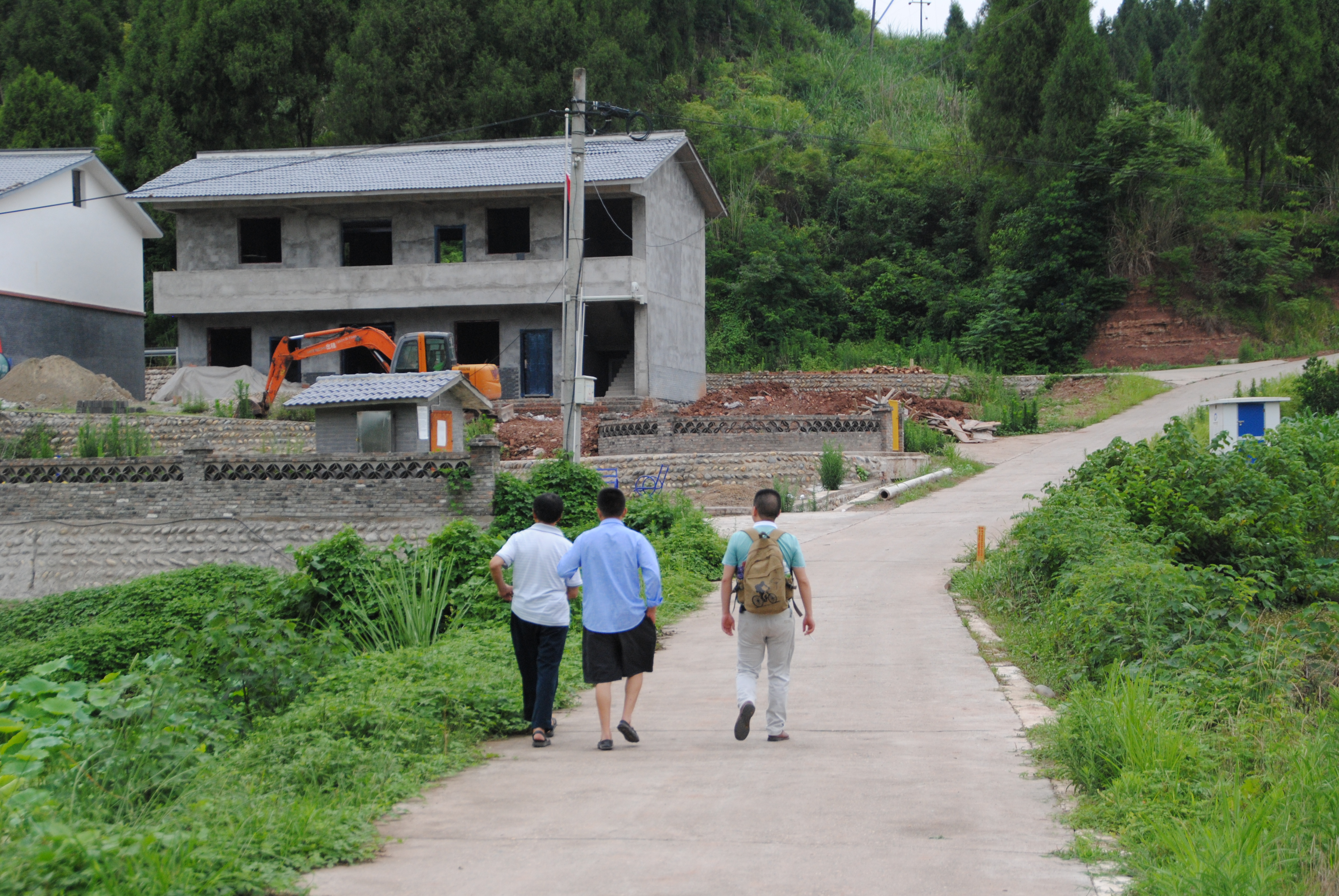 荷塘的守望者记录遂宁船山区桂花镇三圣村支书王建忙碌一天