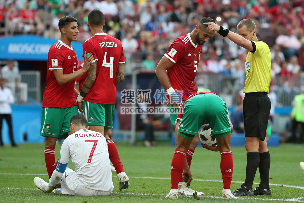 前方:葡萄牙1-0送摩洛哥出局 C罗破门自信庆祝