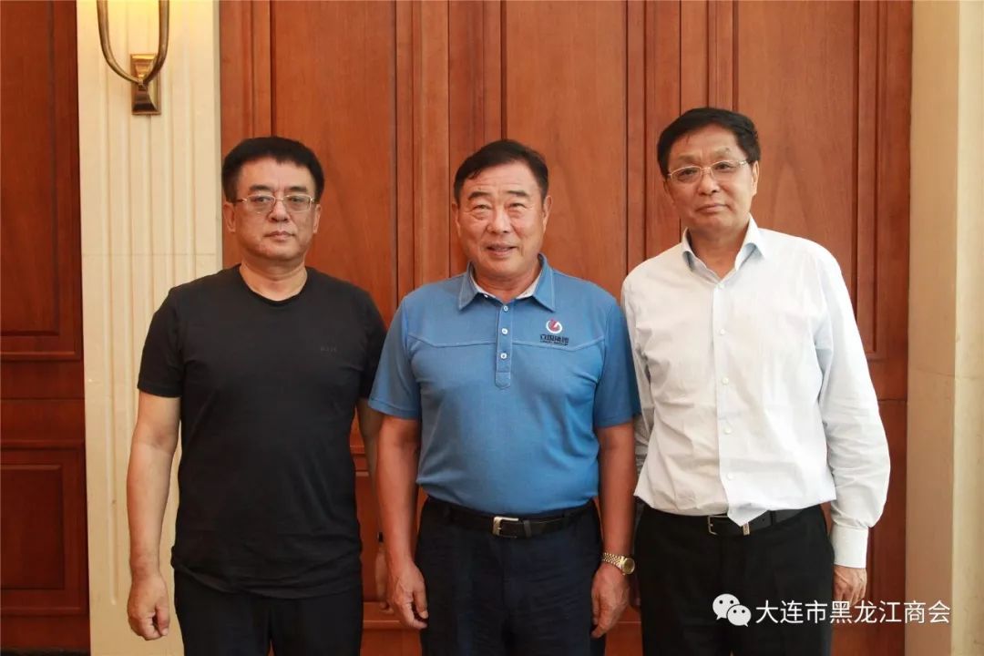 张成义老领导(中)与马玉学会长合影马玉学会长与张成义老领导等多位