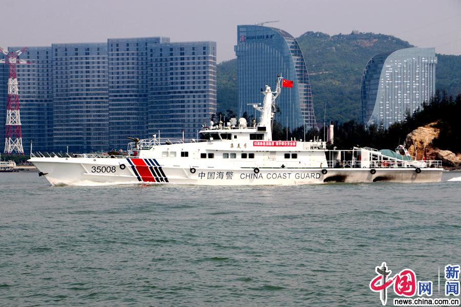 孙广洲 摄海警35103舰(海沧舰)在海上巡逻经过厦门双子塔.