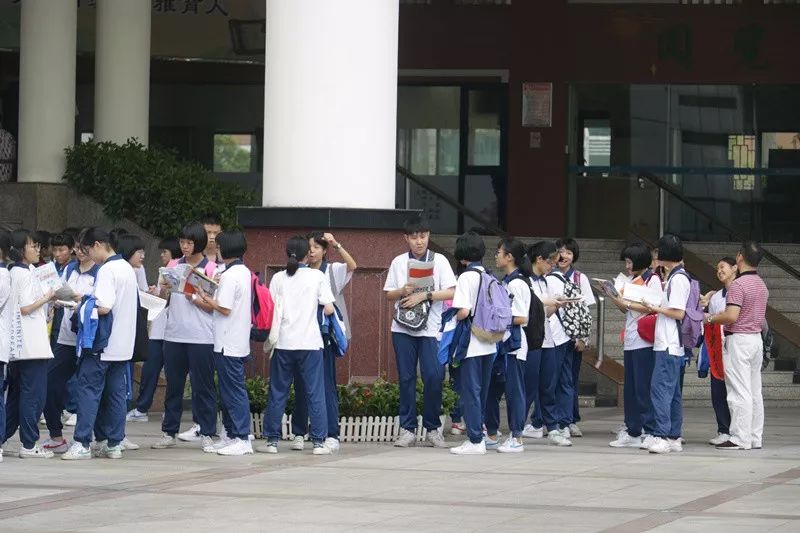 下午第一科开考前,惠景中学学生在惠景中学考场前复习考试提纲和学习