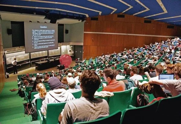 真正的美式教育!大学四年,哈佛的学生都在学什么?