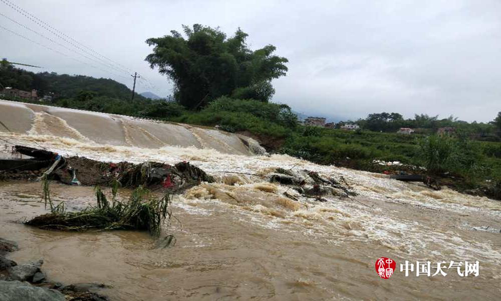 乡镇的一段堤坝受损,部分残缺石块堵塞河道(图:龙川县三防办)