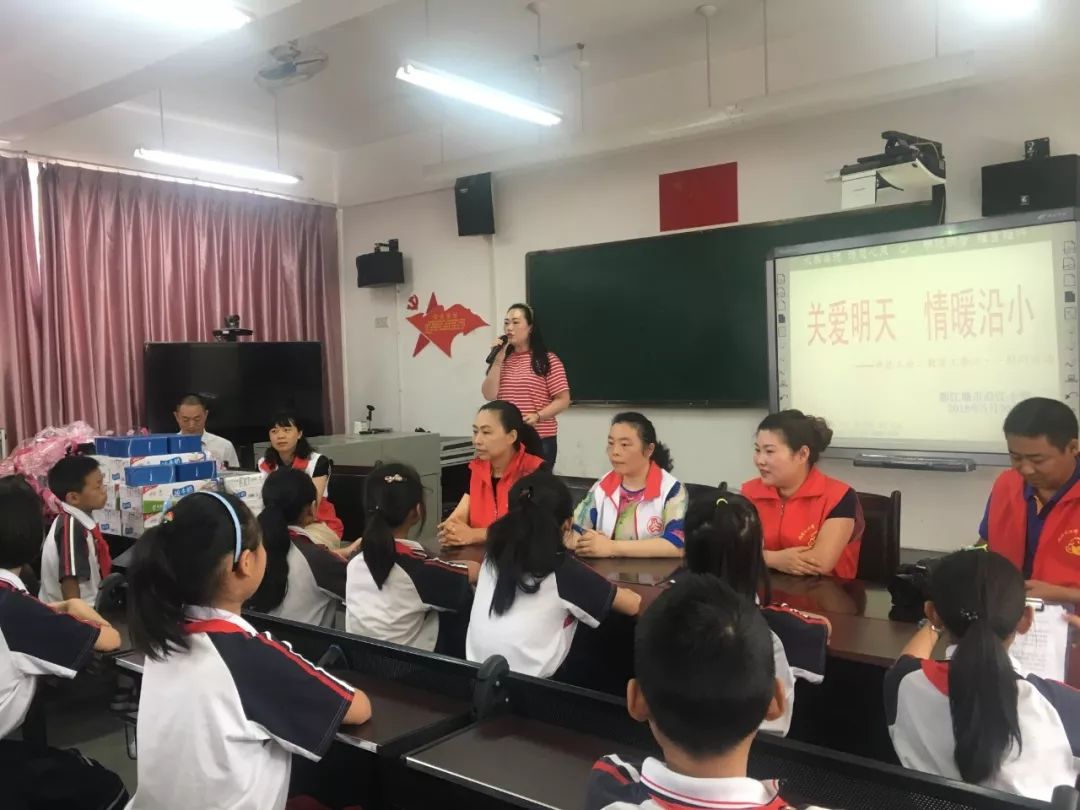 【组团乐之市总工会】 端午节来临之际,都江堰 市总工会女工委主任赵