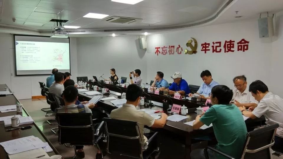 会议邀请了华南理工大学经贸学院副院长丁焕峰,广东省社会科学院经济